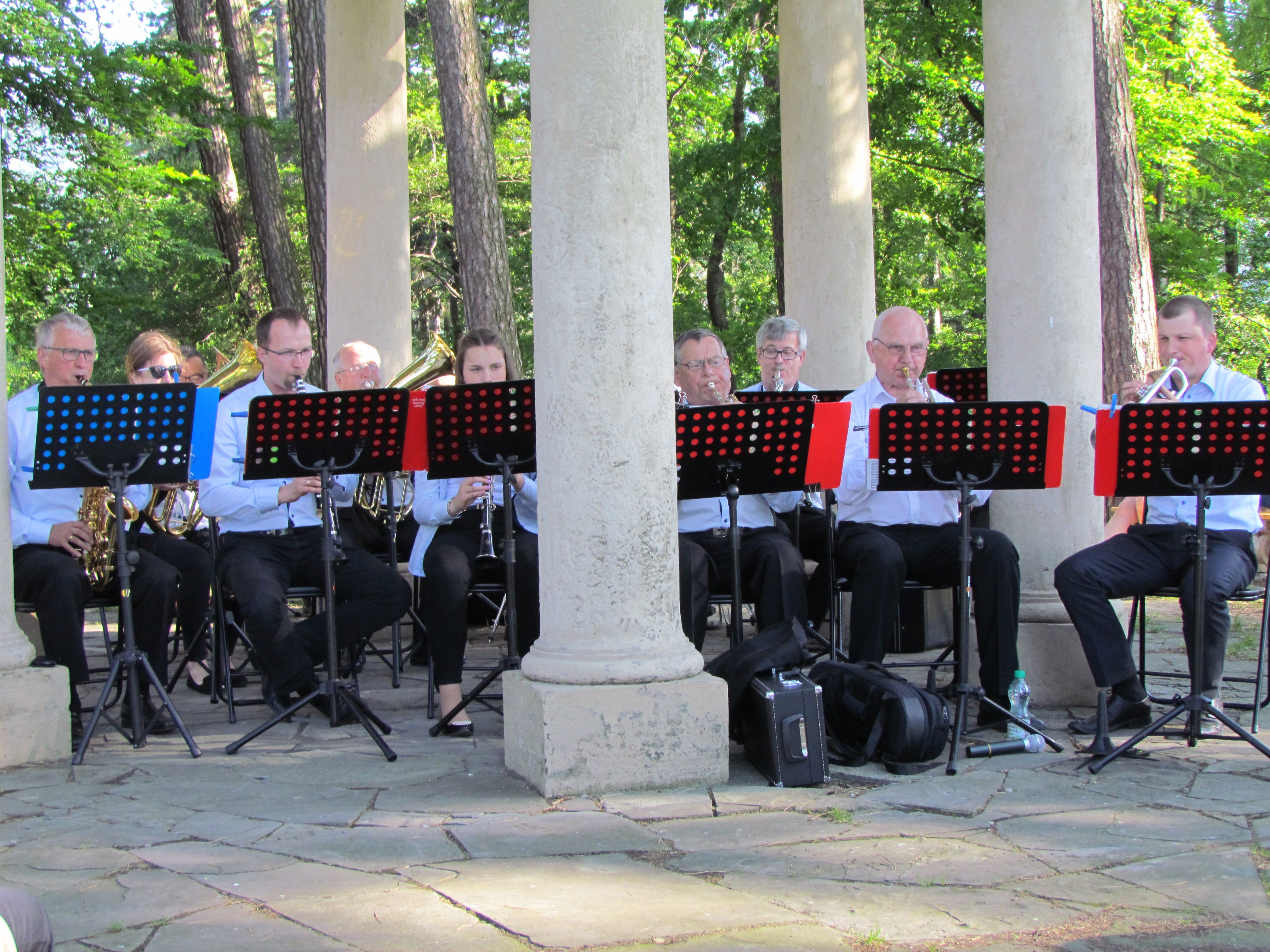 Koncert Orkiestr Dętych, orkiestra siedząca pod glorietą na Wzgórzu Goruszka